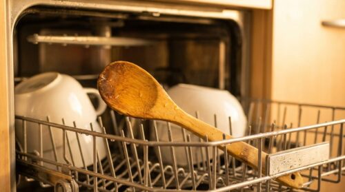 scopri il trucco sorprendente: mettere un cucchiaio di legno in lavastoviglie ogni ciclo per risultati impeccabili e stoviglie protette.